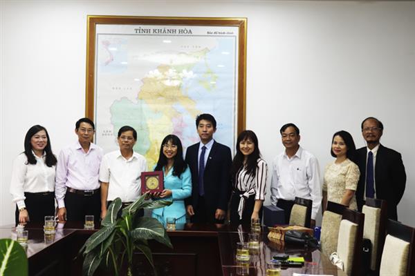 Ông Nguyễn Tấn Tuân tặng quà lưu niệm cho đoàn công tác của Tập đoàn Vingroup.